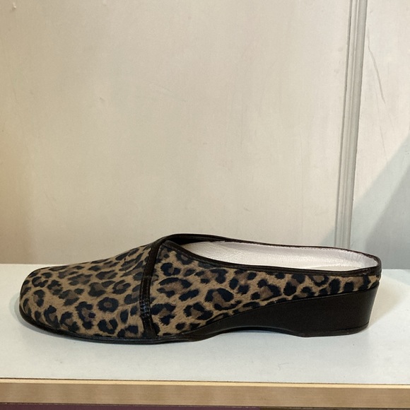 Taryn Rose Cheetah Print Slides - Picture 8 of 9